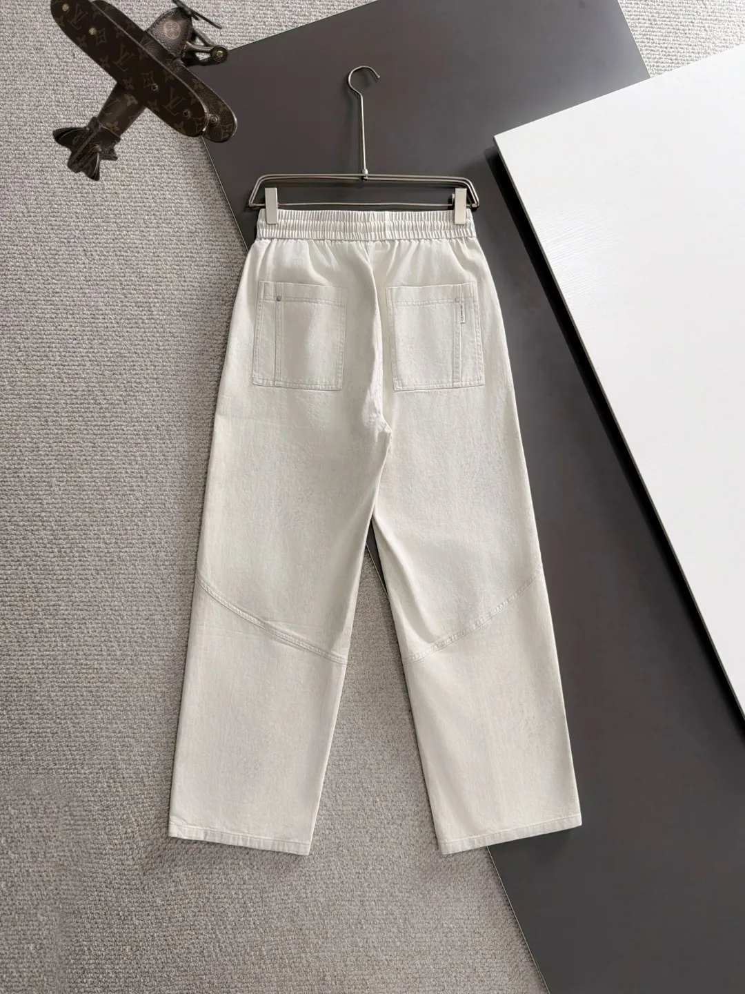Next day shipment P195 Balenciaga High Quality 2026 Autumn and Winter New Arrival elastic band casual pants, counter-customized fabrics, Breathable, high comfort, impeccable details, brand element design concept, reflecting high quality. It feels delicate and soft! It presents a casual cut and the upper body shape is great! Sizes:S-3XL